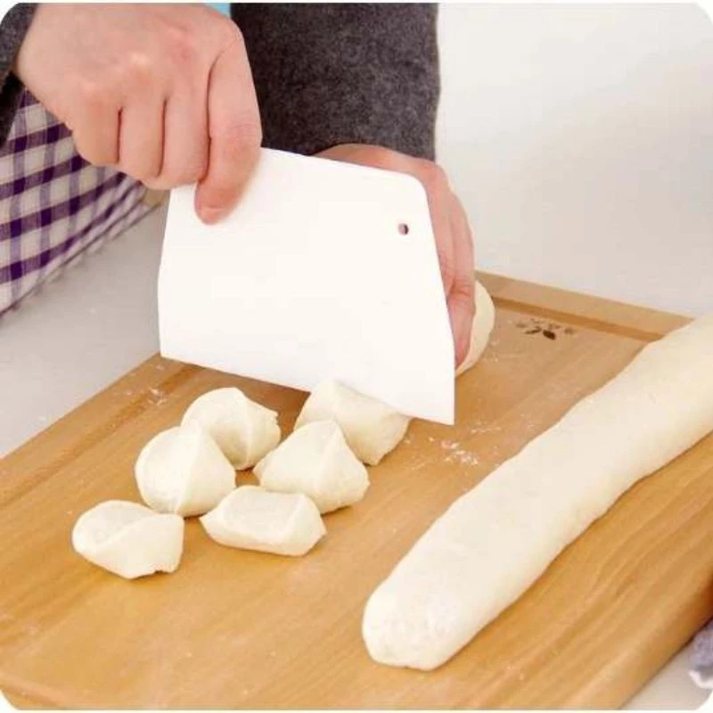Scraper Adonan Kue Plastik / Alat Pemotong Adonan Roti / Dough Scraper Cutter Plastik Adonan | AutoStock