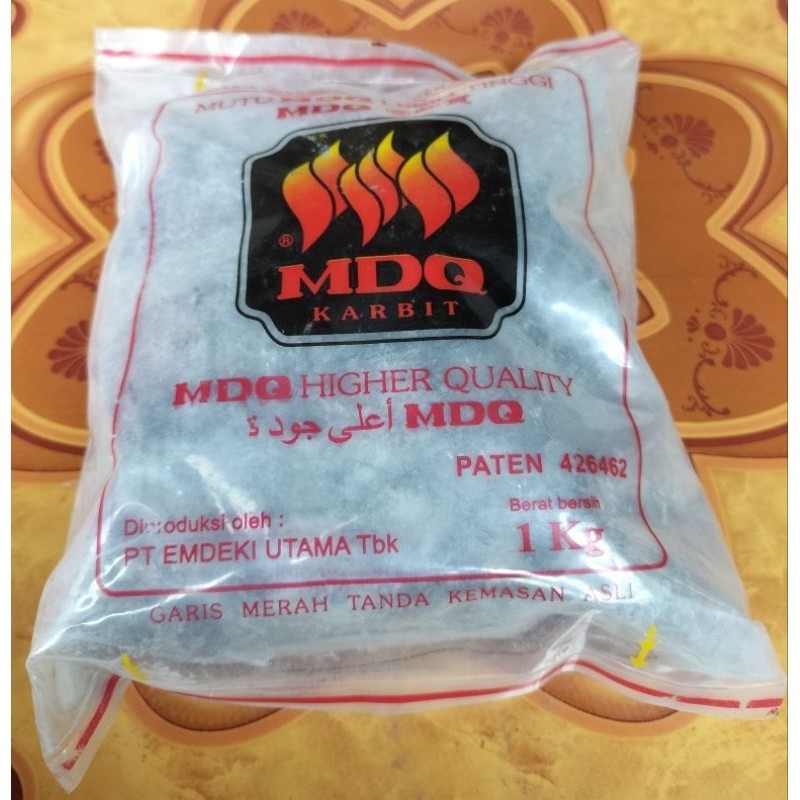 Porno yalangoch qiziga qaraydi