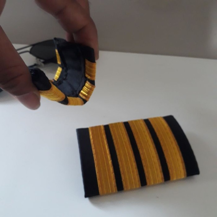 Jual Bar captain pangkat pilot epaulette empat gold - Gold | Shopee ...