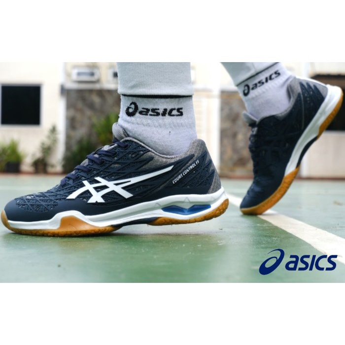 sepatu badminton asic