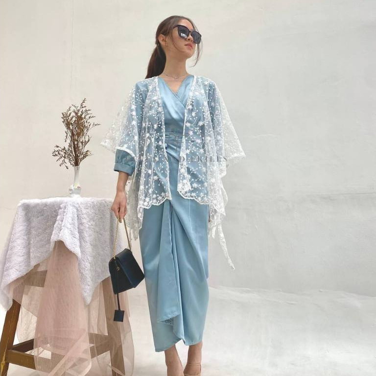Jual BUYME.STUDIO - NAURA One Set Rok Lilit Satin + Kimono Blouse ...