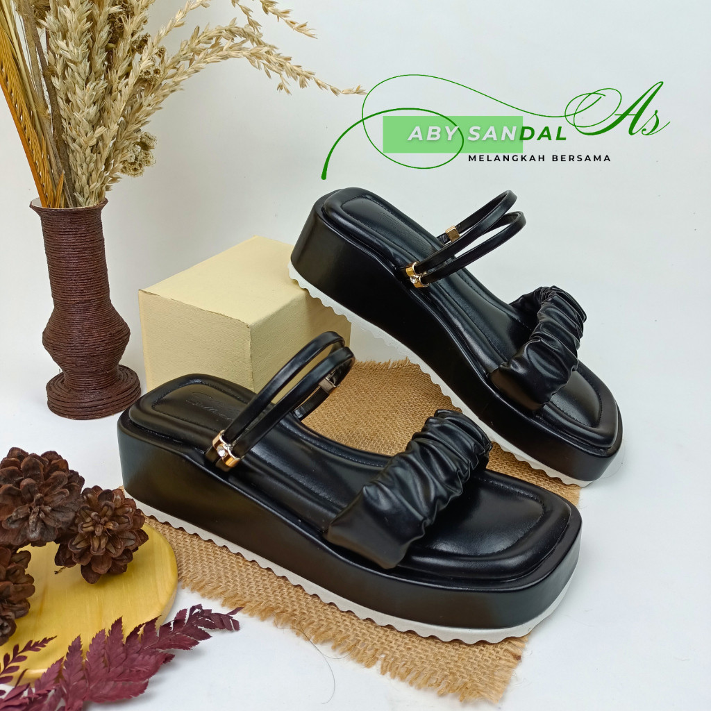 St. Yves Slip On Wedges Wanita main image 1