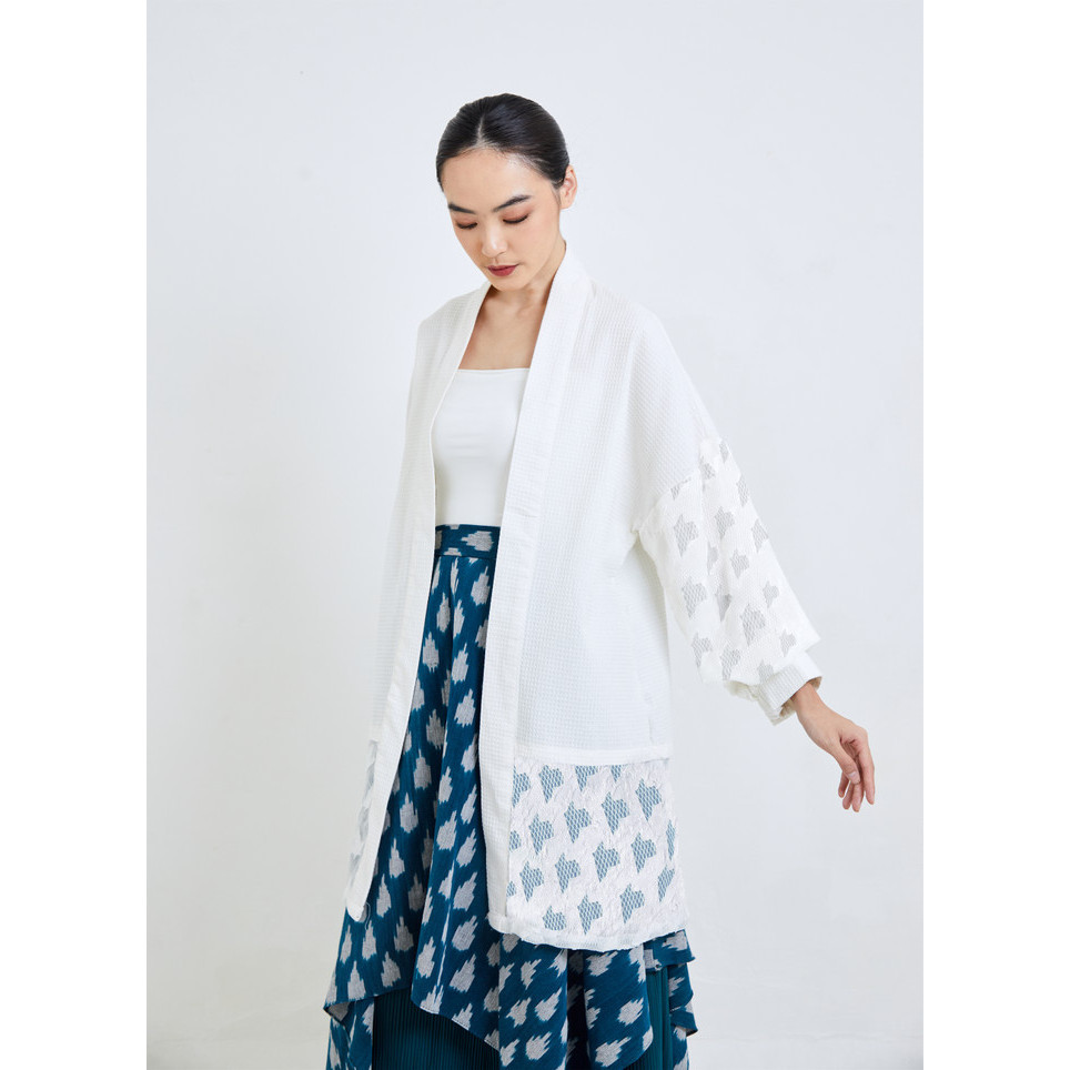 Jual White Rafflesia Reversed Organza Outer | Shopee Indonesia