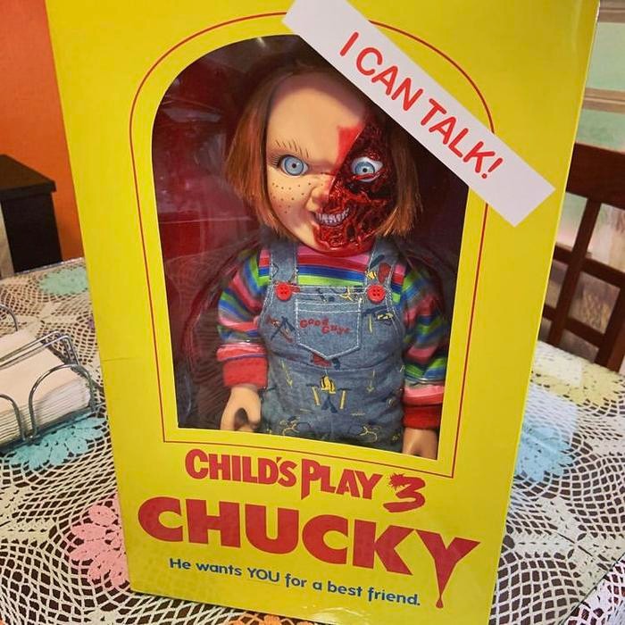 Mezco Toys Chucky Designer Series Pizza Face Poupée Parlante