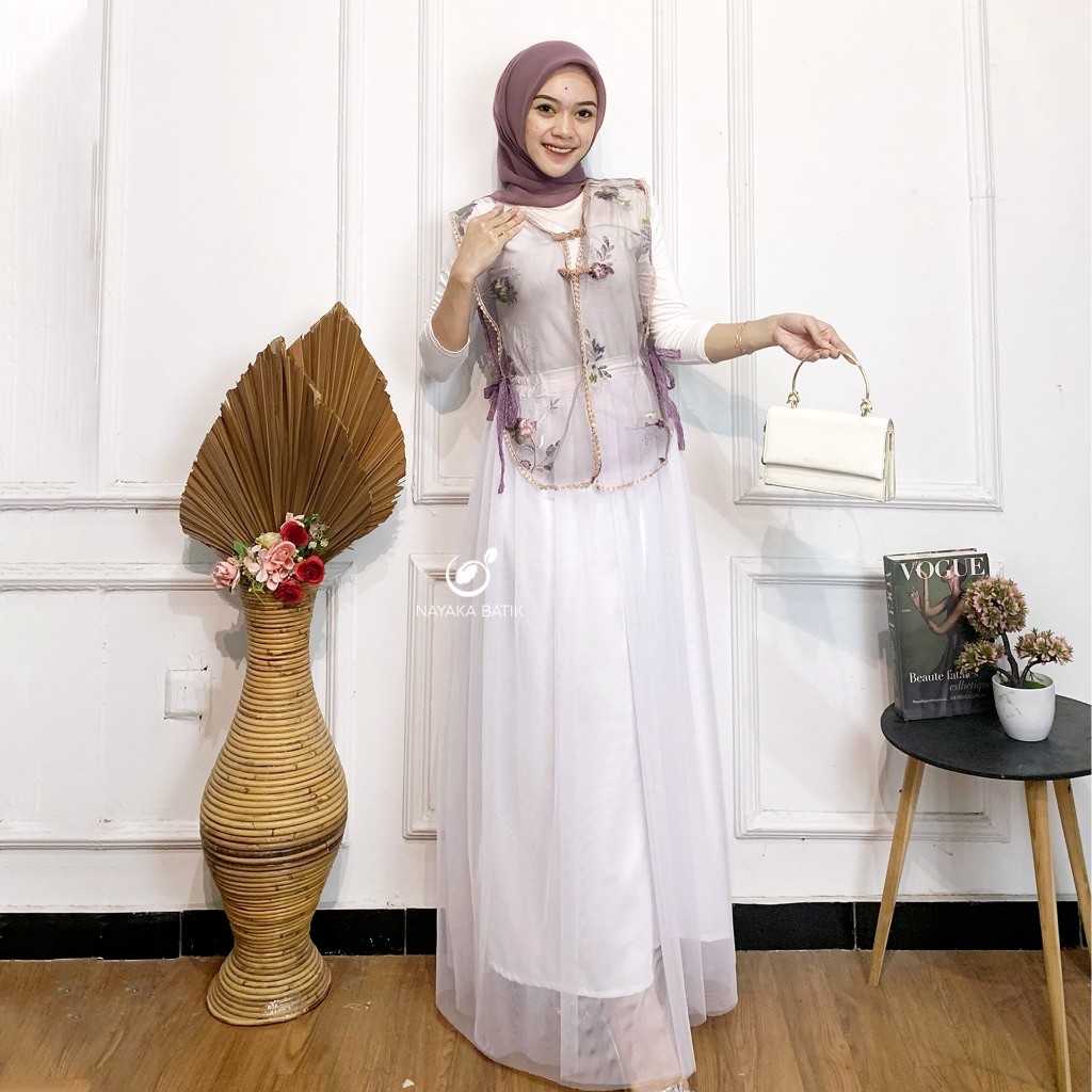 Jual Kebaya Kondangan modern Nayaka Batik Oneset Vest Brokat