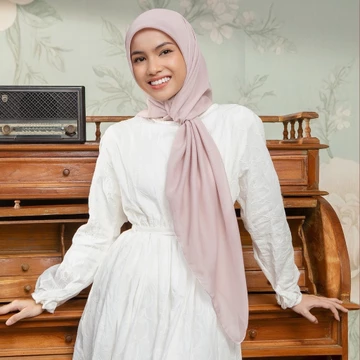 Lozy Hijab Plain Paris Lozy X Lesti (Hijab Segiempat Paris Japan Jahit Luar Timbul)