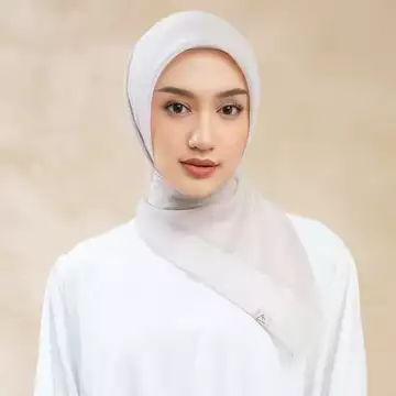 Lozy Hijab Plain Paris Lozy X Lesti (Hijab Segiempat Paris Japan Jahit Luar Timbul)