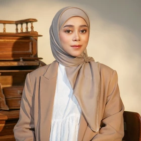 Lozy Hijab Plain Paris Lozy X Lesti (Hijab Segiempat Paris Japan Jahit Luar Timbul)