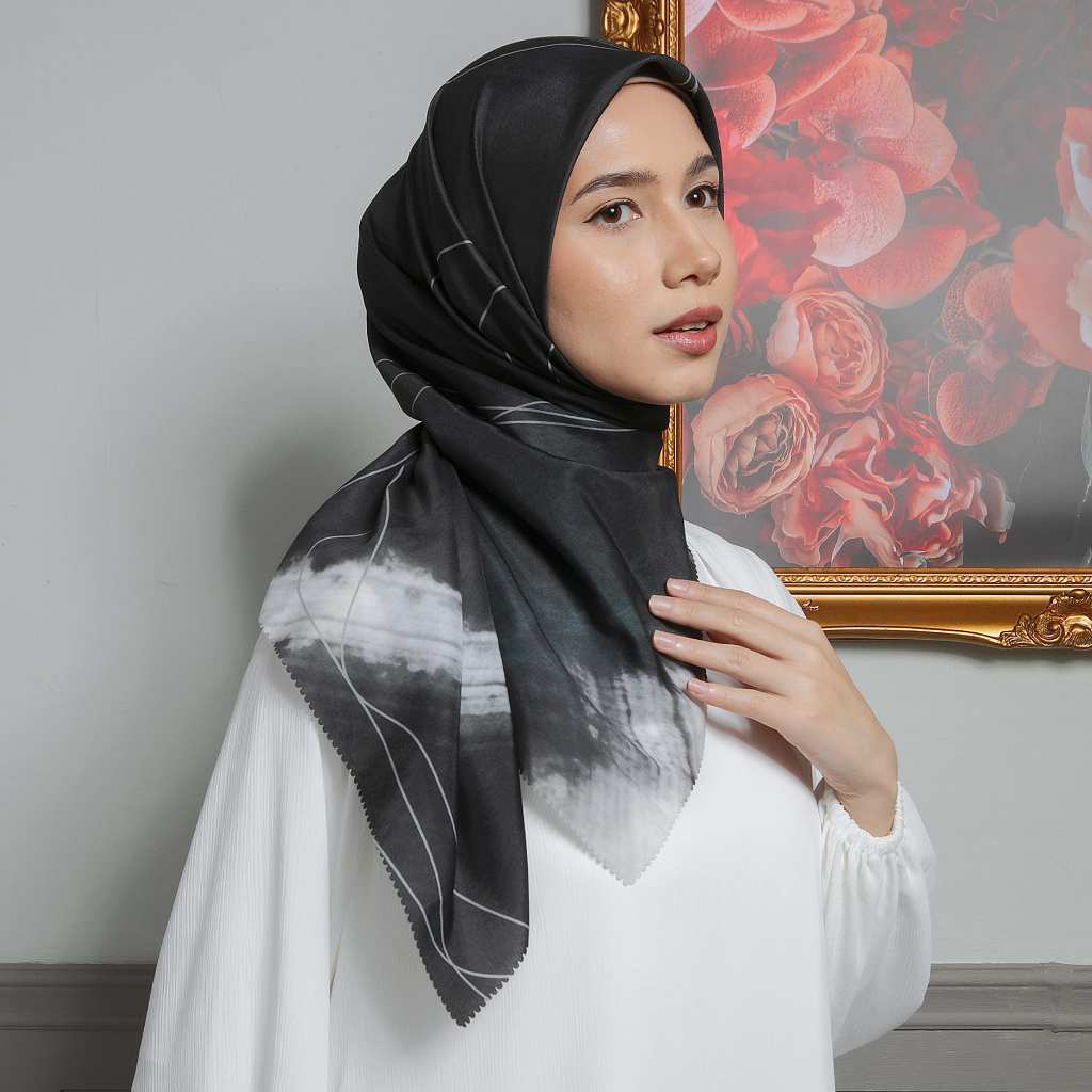 Lozy Hijab Aurel Scarf Exclusive Pattern (Hijab Square Segiempat Motif)