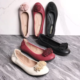 Peter Keiza Sepatu Flatshoes Wanita Matte Dengan Hiasan Bunga Floral Pompom Koleksi Flat WC06
