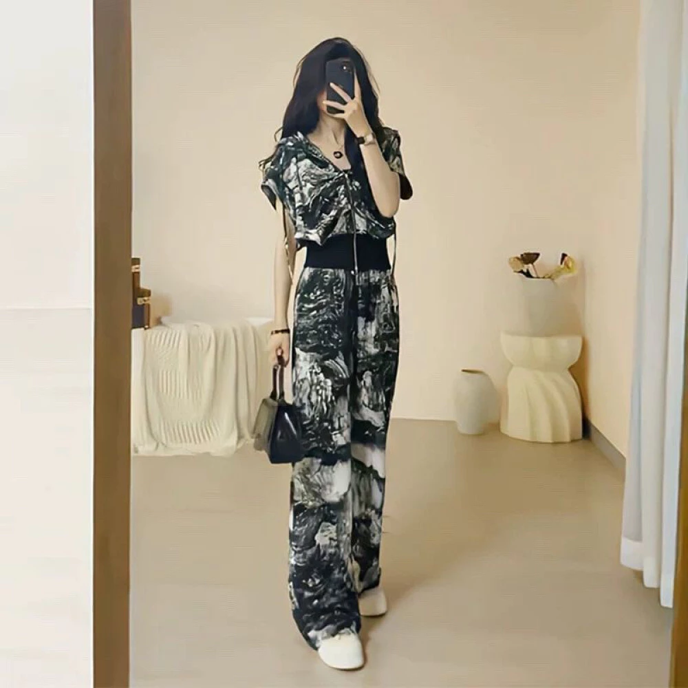 FADFAD Indonesia | Setelan One Set Wanita | Setcel Atasan Lengan Pendek | Celana Panjang Kulot Highwaist | Full Motif Print Unik | Resleting Zipper Depan | OOTD Kasual Santai Hangout | Gaya Korea Modis Kekinian | Outfit Cewek Import Premium Terbaru
