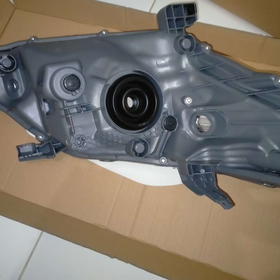 Jual Lampu depan / Headlamp Unit Toyota kijang Innova 1 set kiri kanan ...