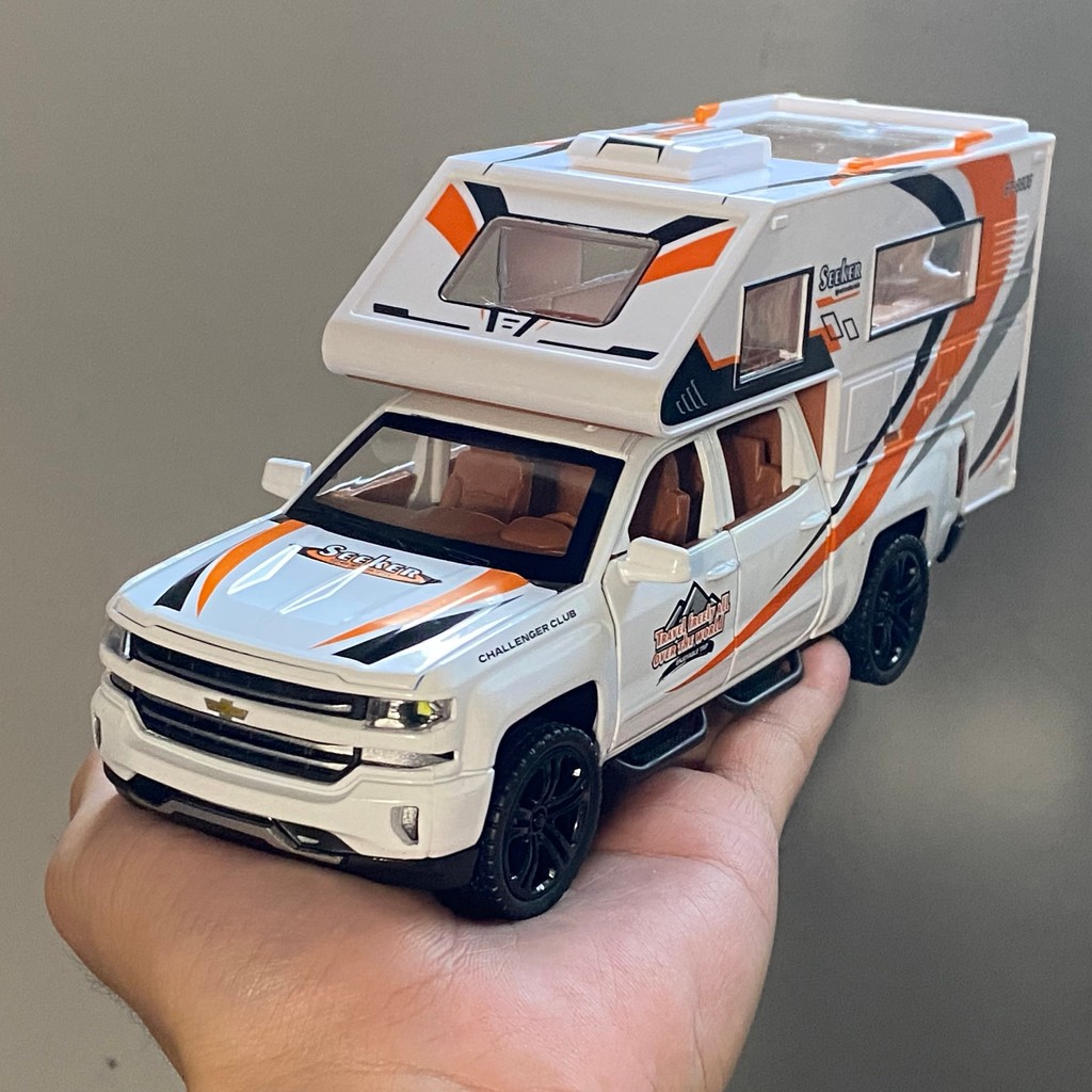 1:32 Alloy Prado SUV Model with Sound and Light Features