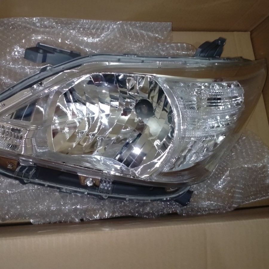 Jual Lampu depan / Headlamp Unit Toyota kijang Innova 1 set kiri kanan ...