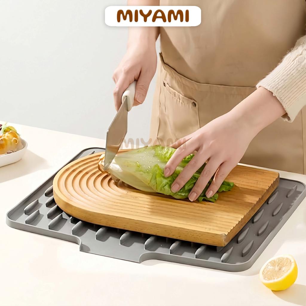 penggunaan alas tiris piring silikon untuk menata peralatan dapur