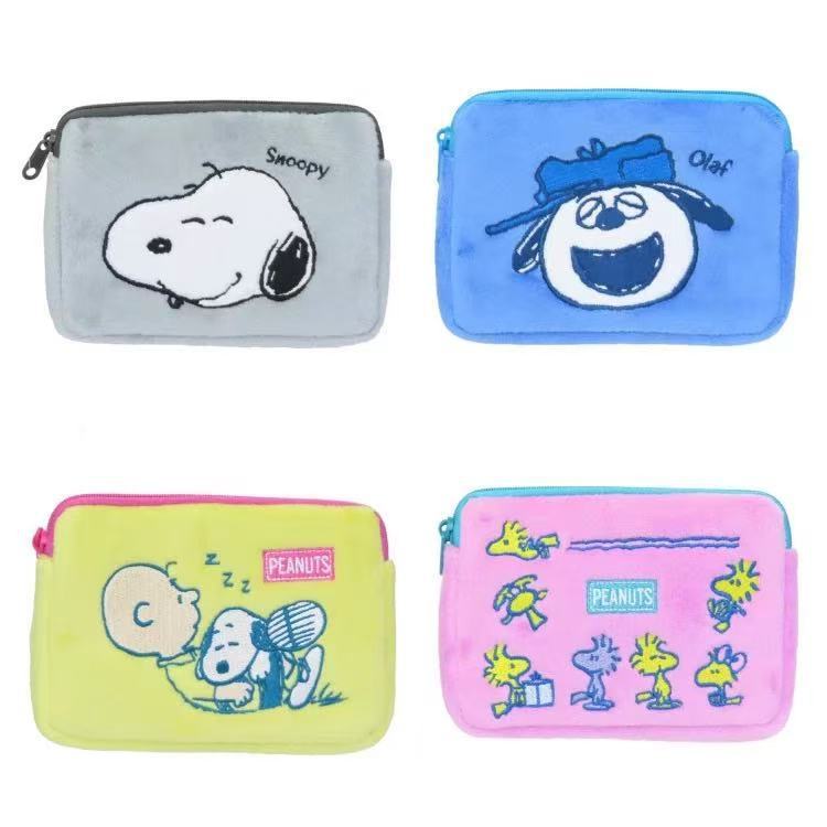 Snoopy and Friends Cosmetic Pouch Bahan Plush Lembut dengan Slot Tisu
