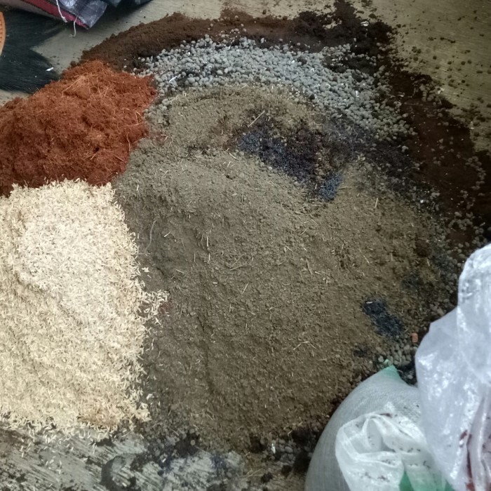 tanah subur ++, tanah siap pakai gembur, tanah lembang eceran 4kg