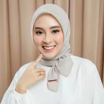 Lozy Hijab Bianca Paris Voal Square Lozy X Bianca Kartika (Hijab Segiempat Bahan Paris Voal)